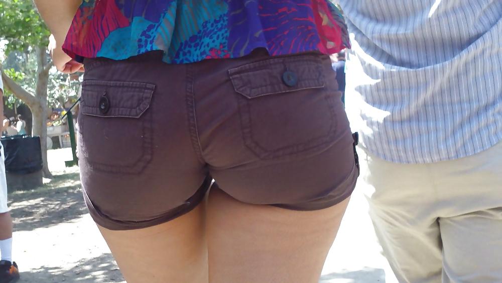 19P Nice big bubble butt & ass in short pants 