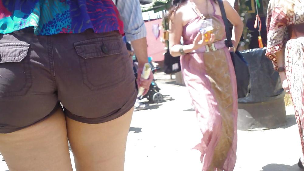 19P Nice big bubble butt & ass in short pants 