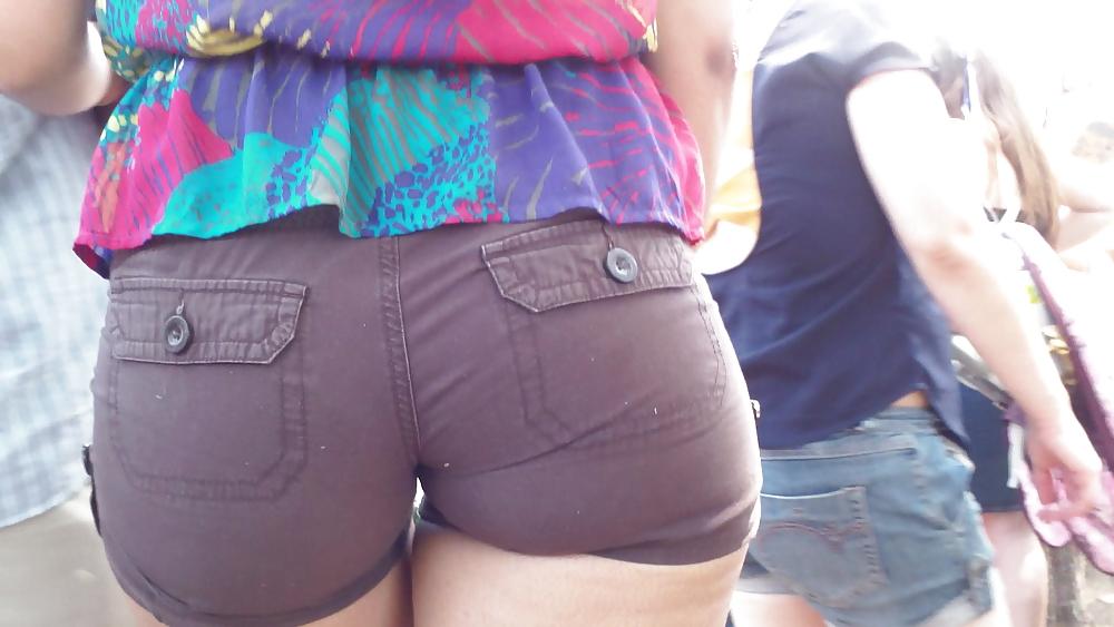 19P Nice big bubble butt & ass in short pants 
