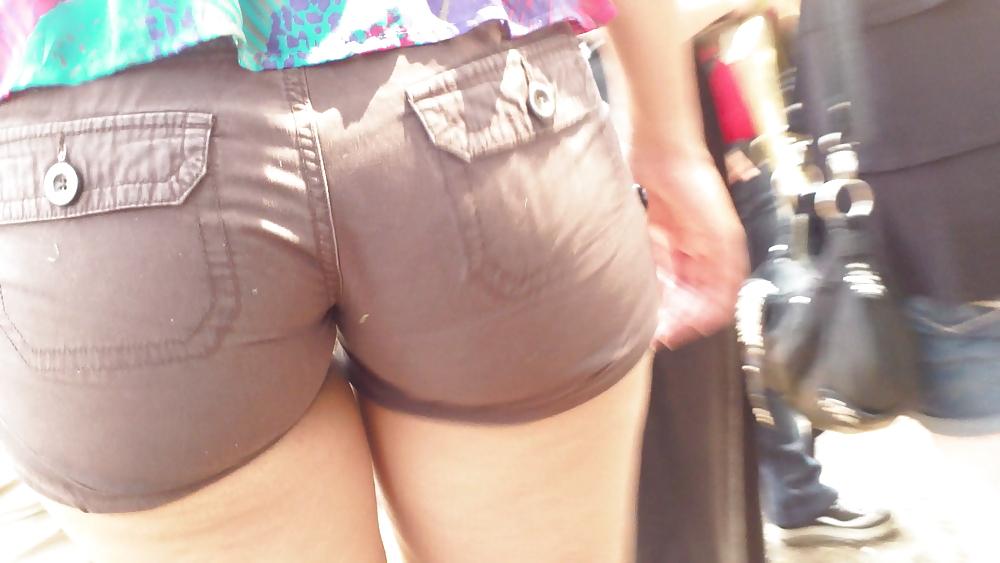 19P Nice big bubble butt & ass in short pants 