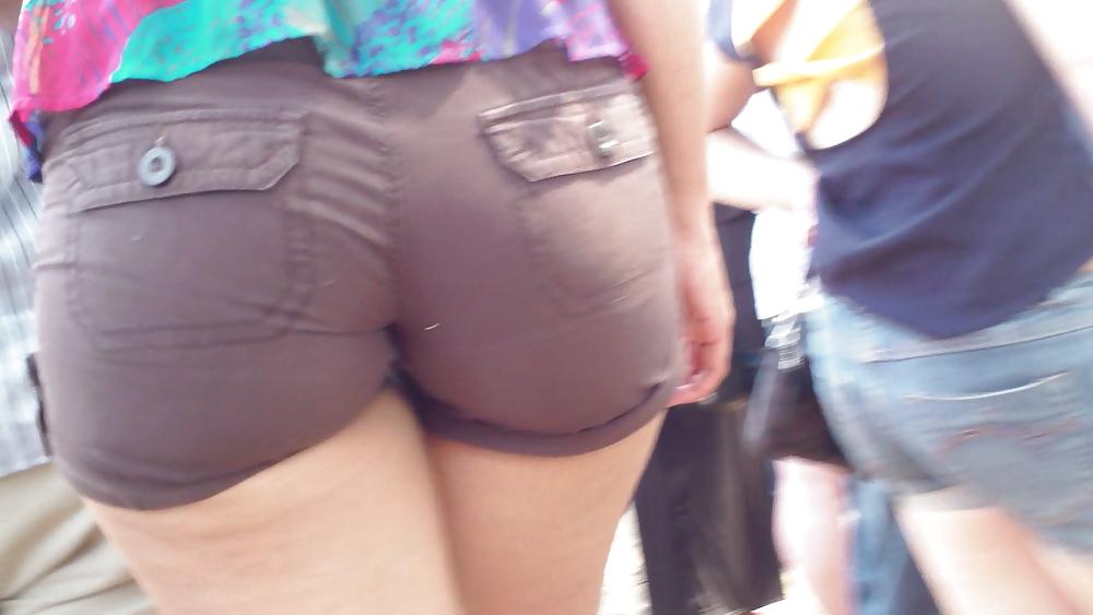 19P Nice big bubble butt & ass in short pants 