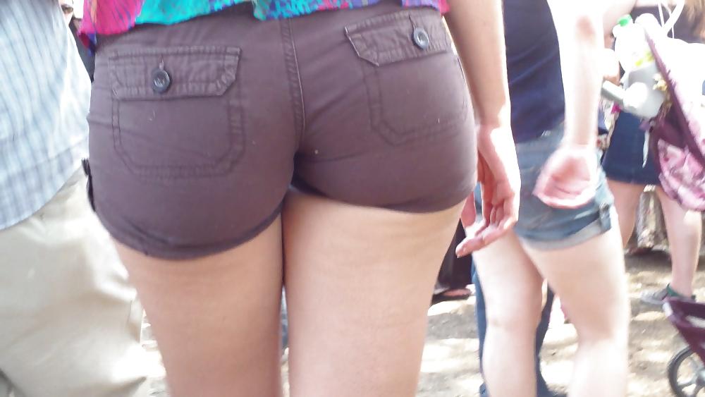 19P Nice big bubble butt & ass in short pants 
