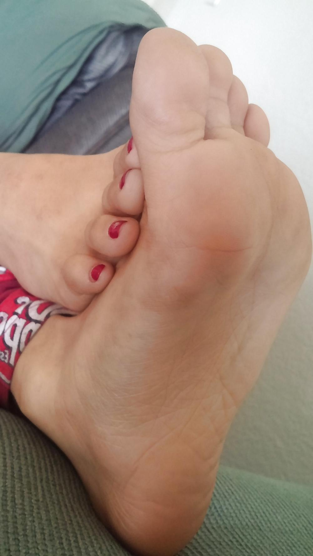 25P Asian legs and feet