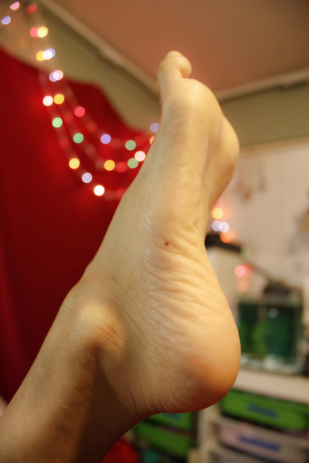 25P Asian legs and feet
