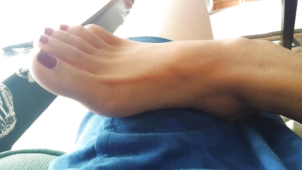 25P Asian legs and feet