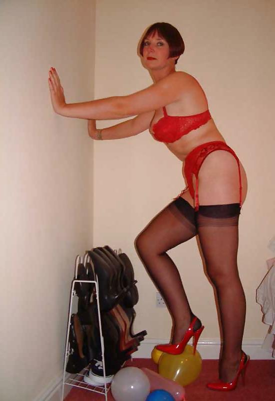 25P Amateur redhead lady models in red