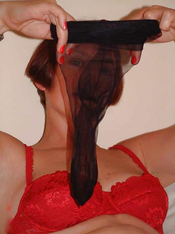 25P Amateur redhead lady models in red