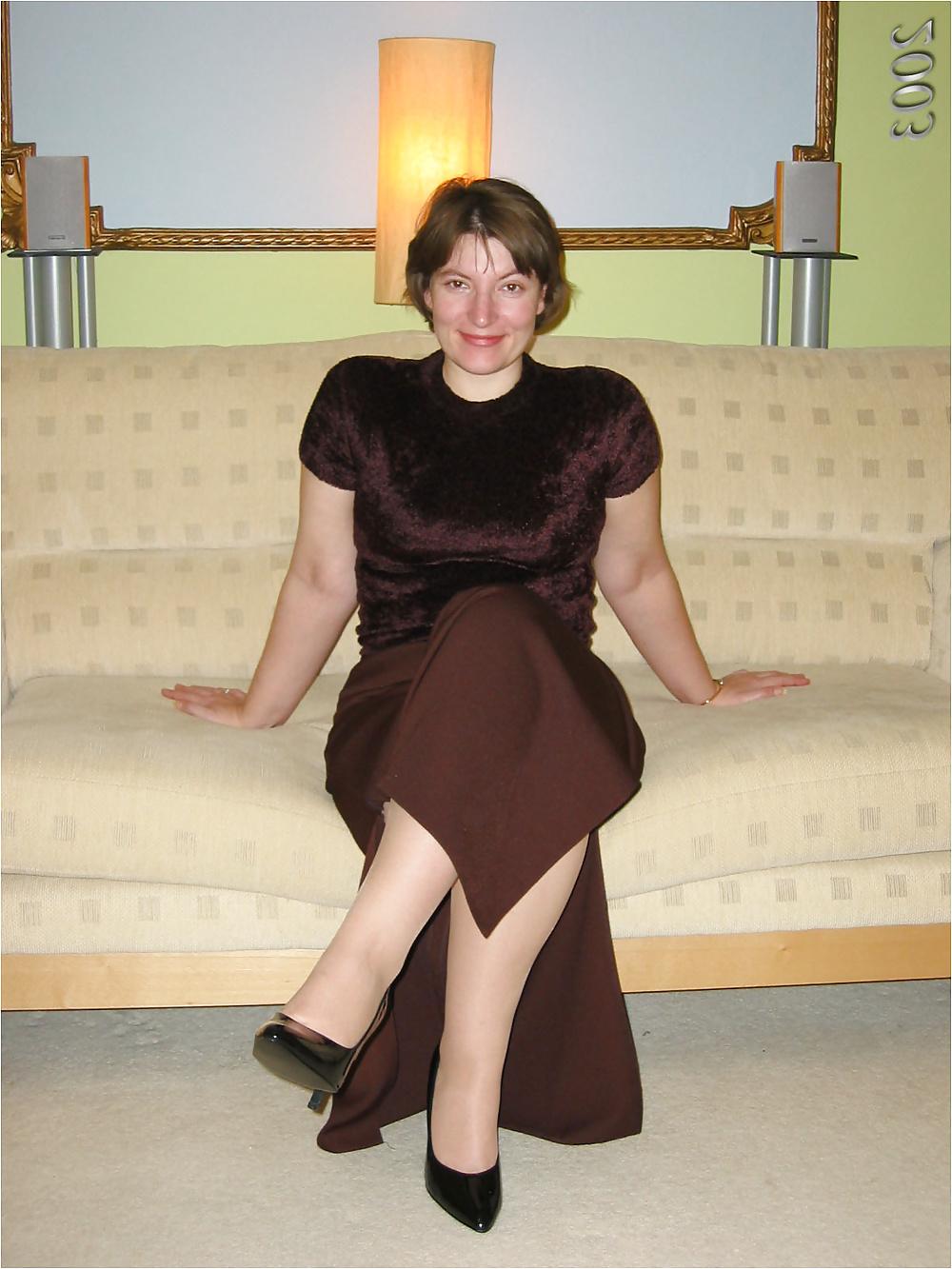 25P Amateur model lady in modern nylons