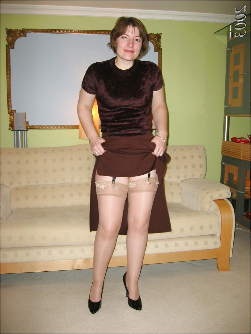 25P Amateur model lady in modern nylons