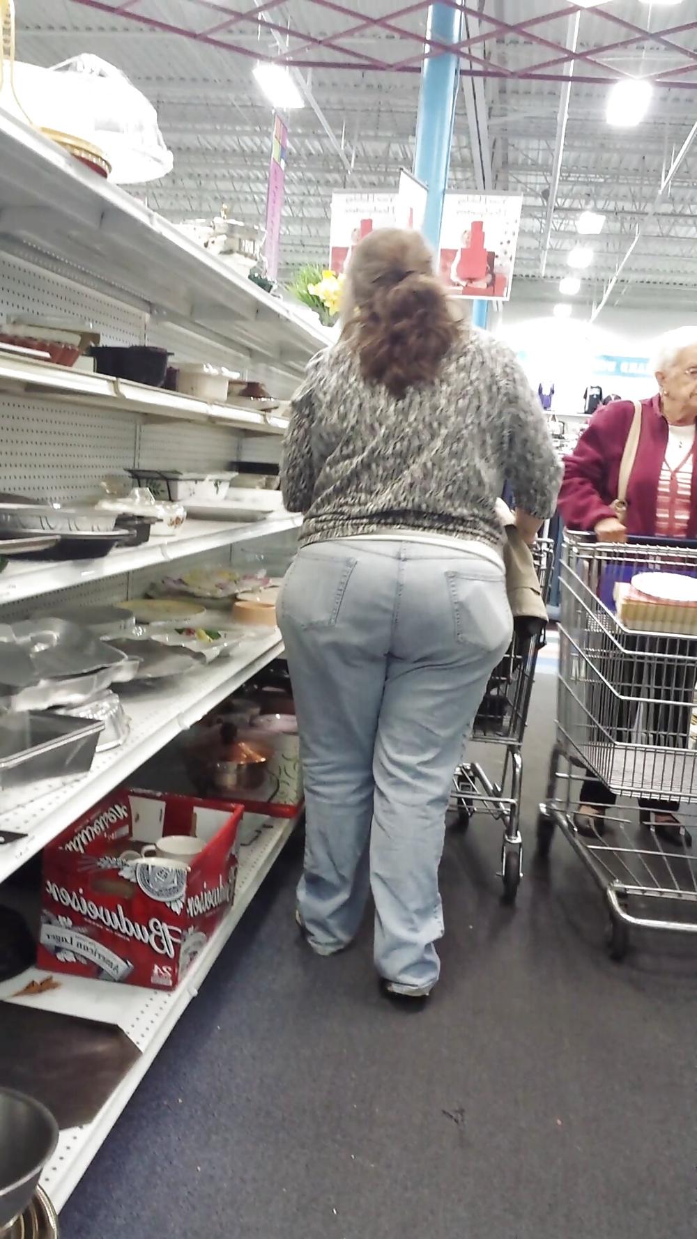 23P Candid shopping big ass large booty white mature bbw 
