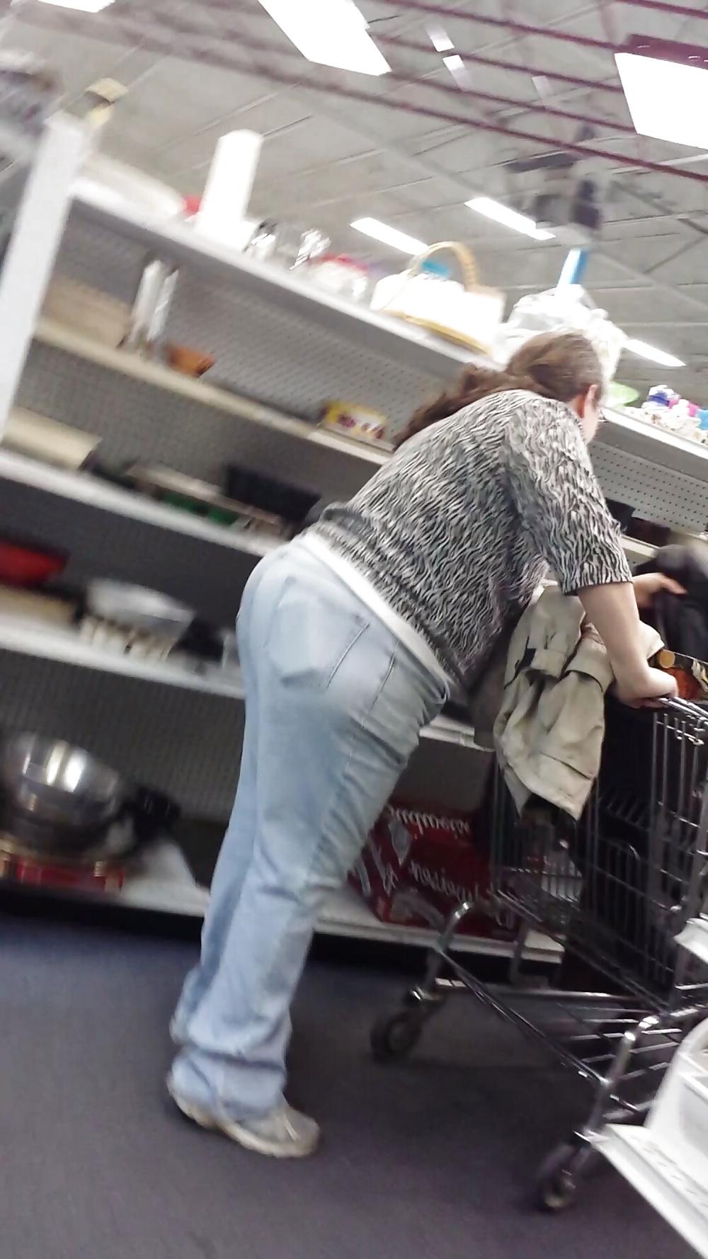 23P Candid shopping big ass large booty white mature bbw 
