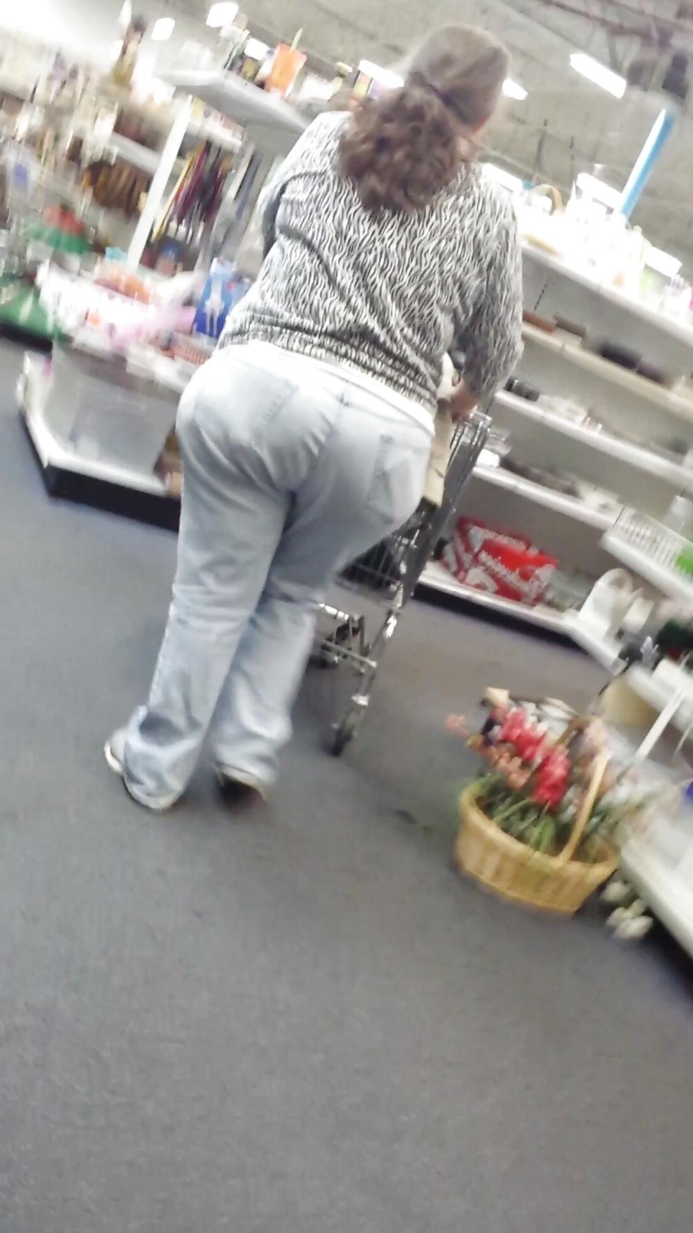 23P Candid shopping big ass large booty white mature bbw 