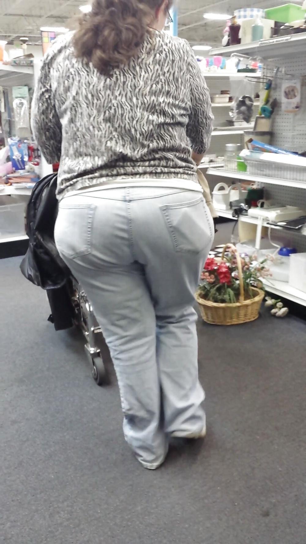 23P Candid shopping big ass large booty white mature bbw 