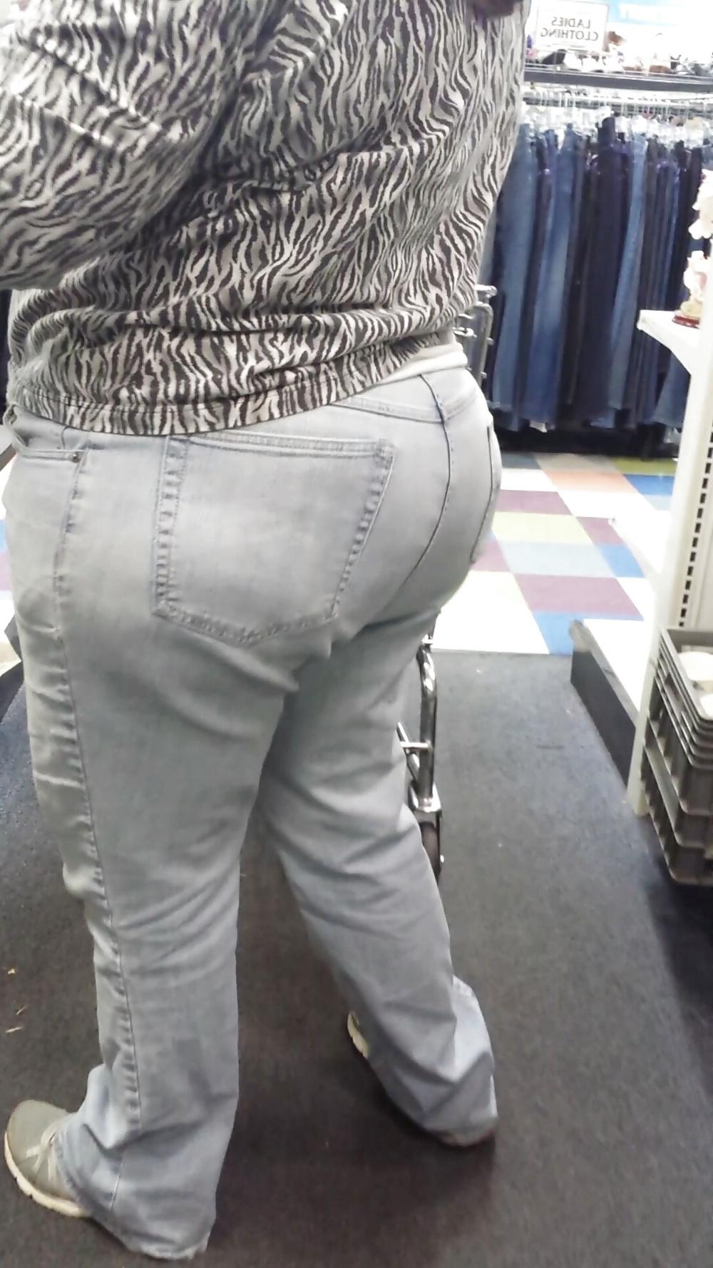 23P Candid shopping big ass large booty white mature bbw 