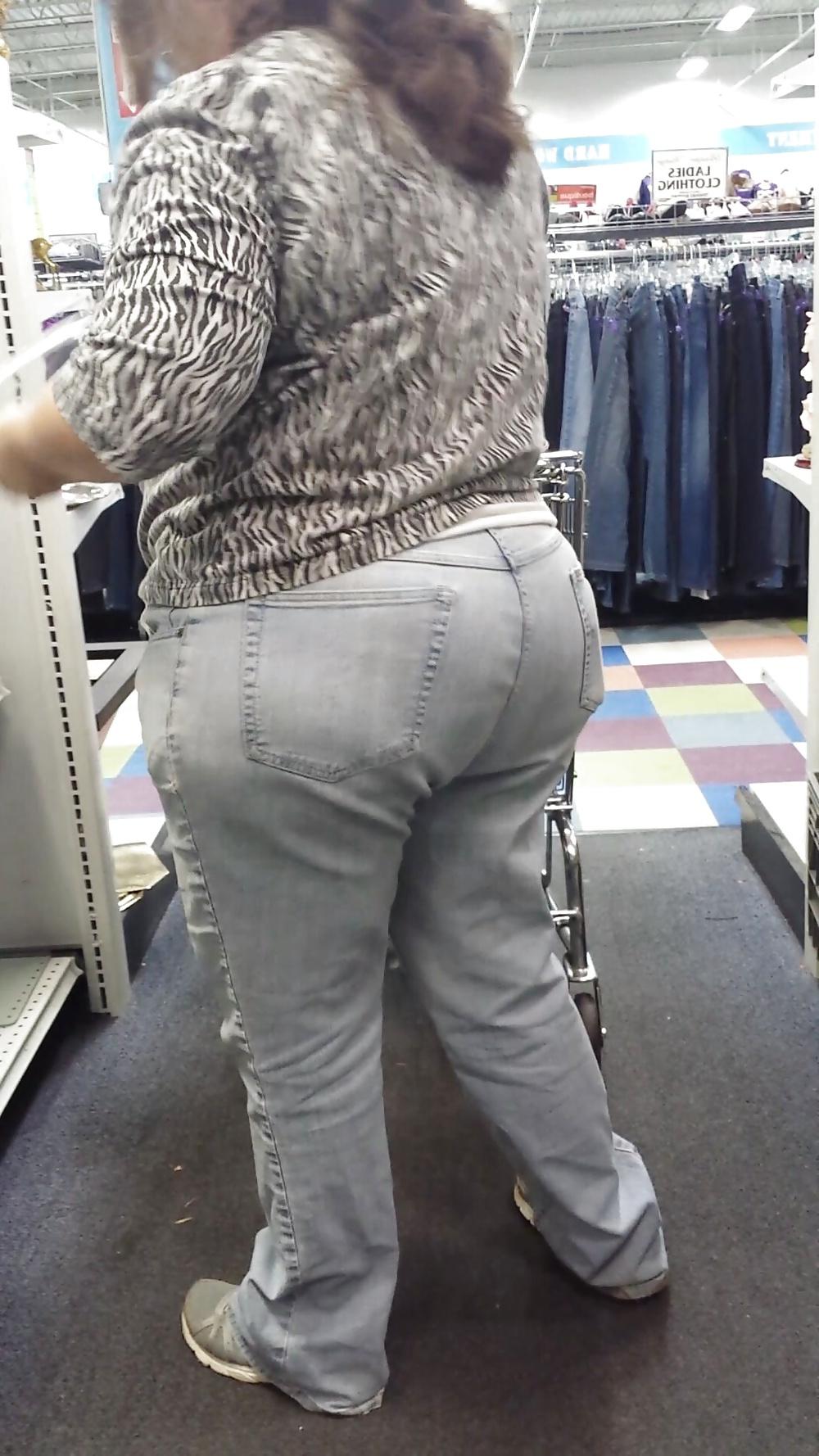 23P Candid shopping big ass large booty white mature bbw 