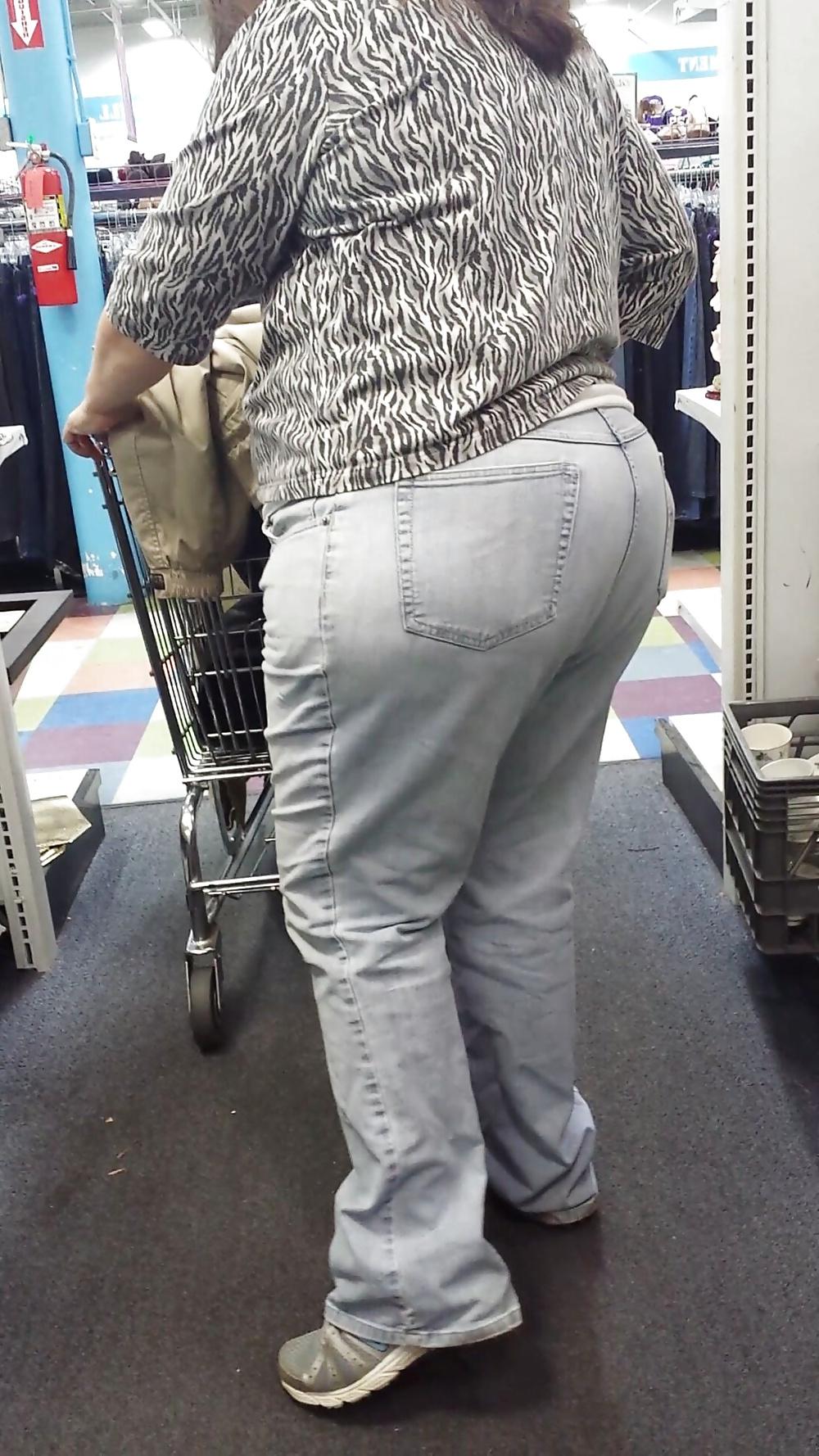 23P Candid shopping big ass large booty white mature bbw 