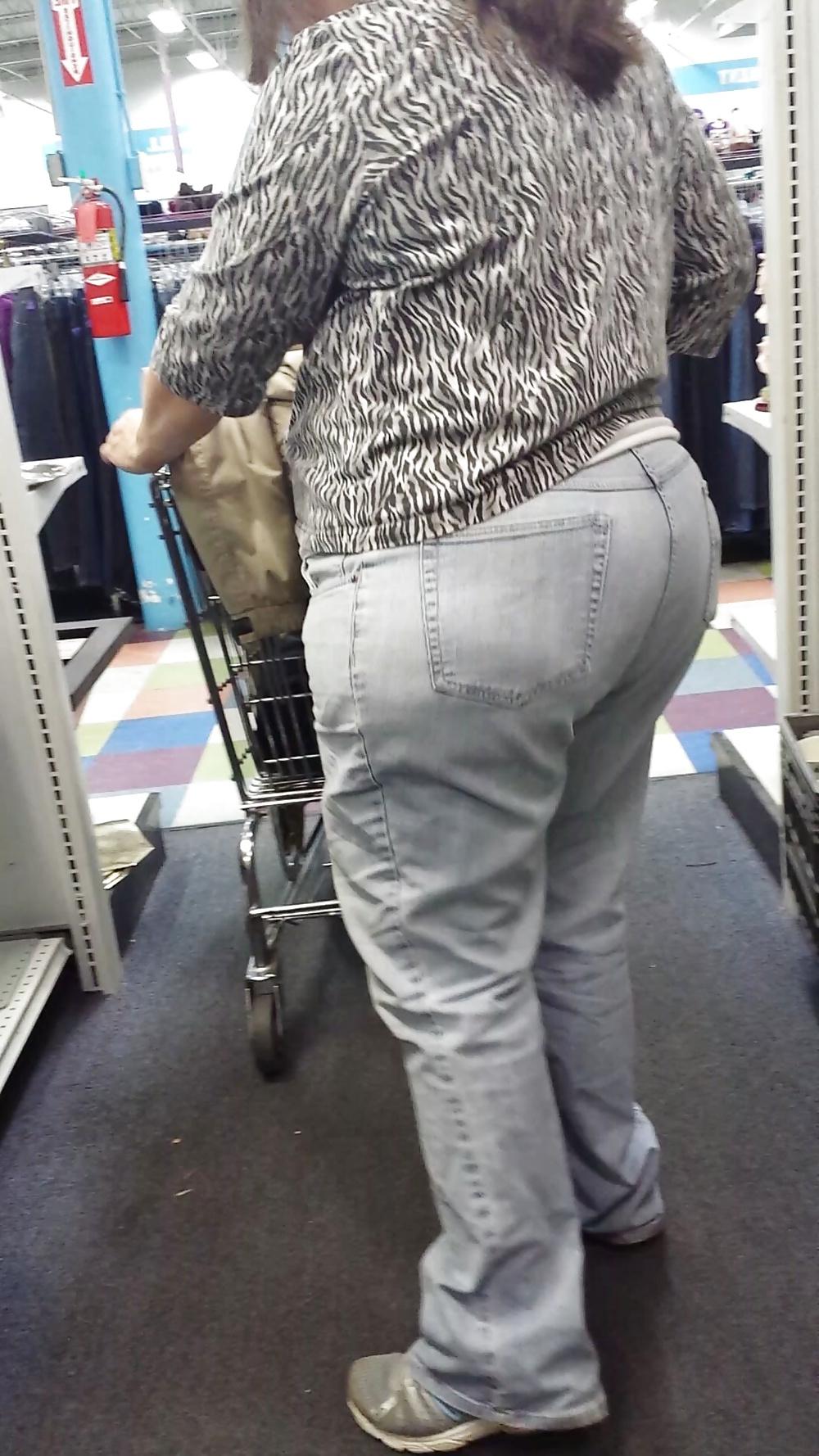 23P Candid shopping big ass large booty white mature bbw 