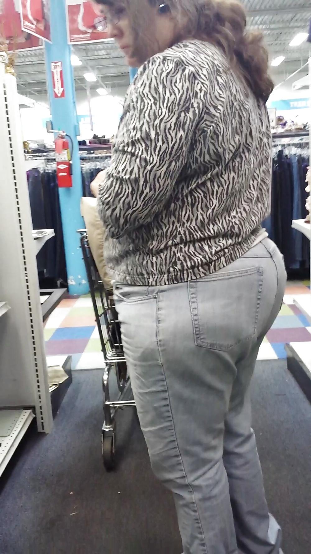 23P Candid shopping big ass large booty white mature bbw 