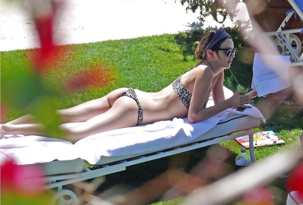 14P Miranda Kerr in a Bikini (Nice Arse) on Vacation