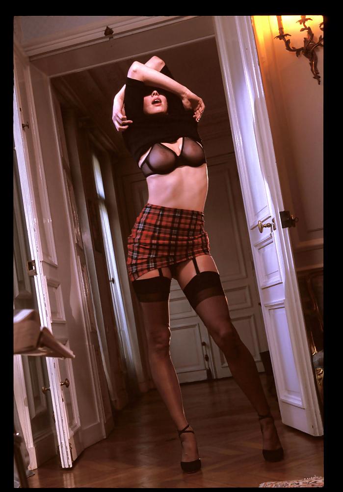 22P Leggy natural lady uptown Paris France