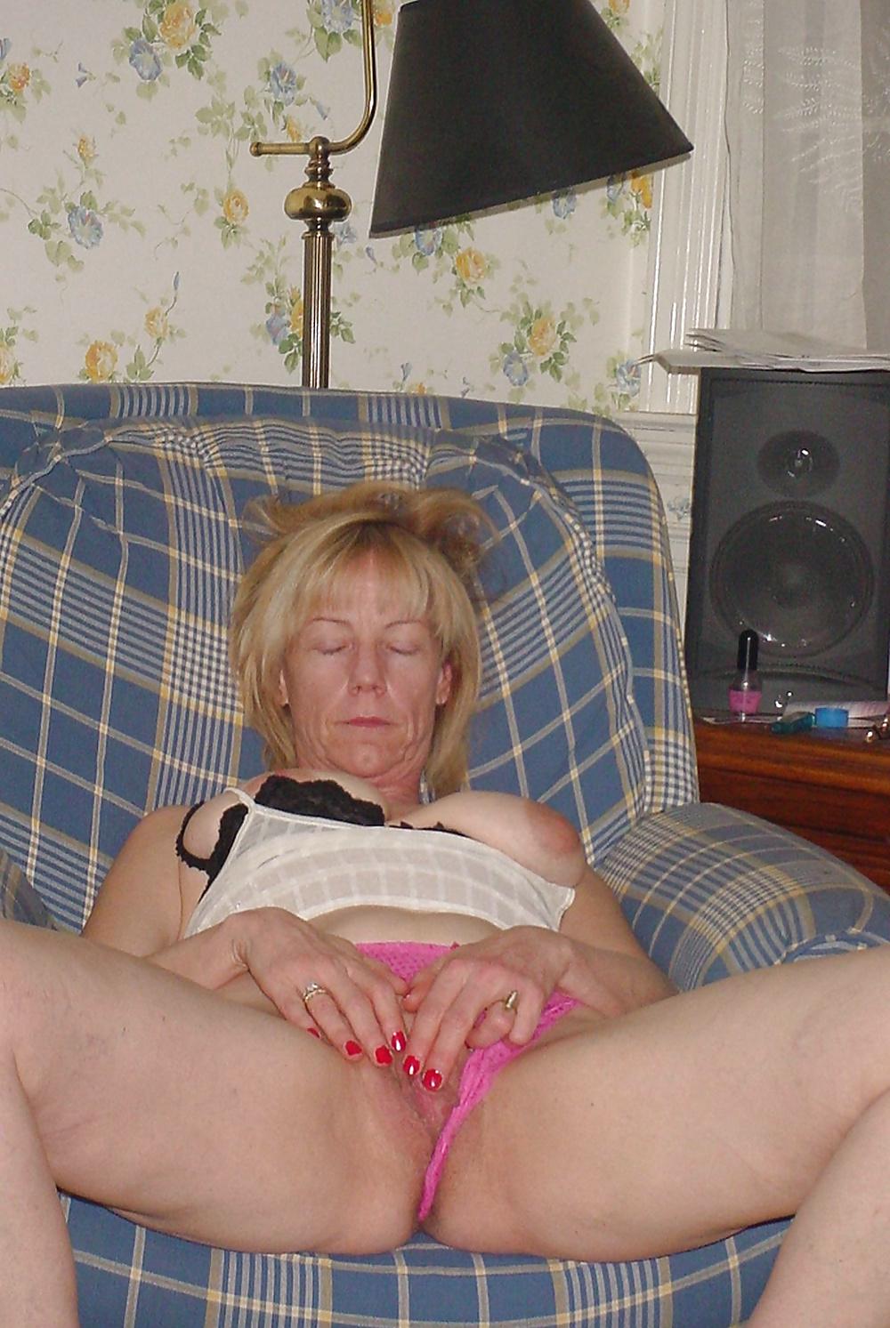 25P Carolyne Shows Her Perfect Clit