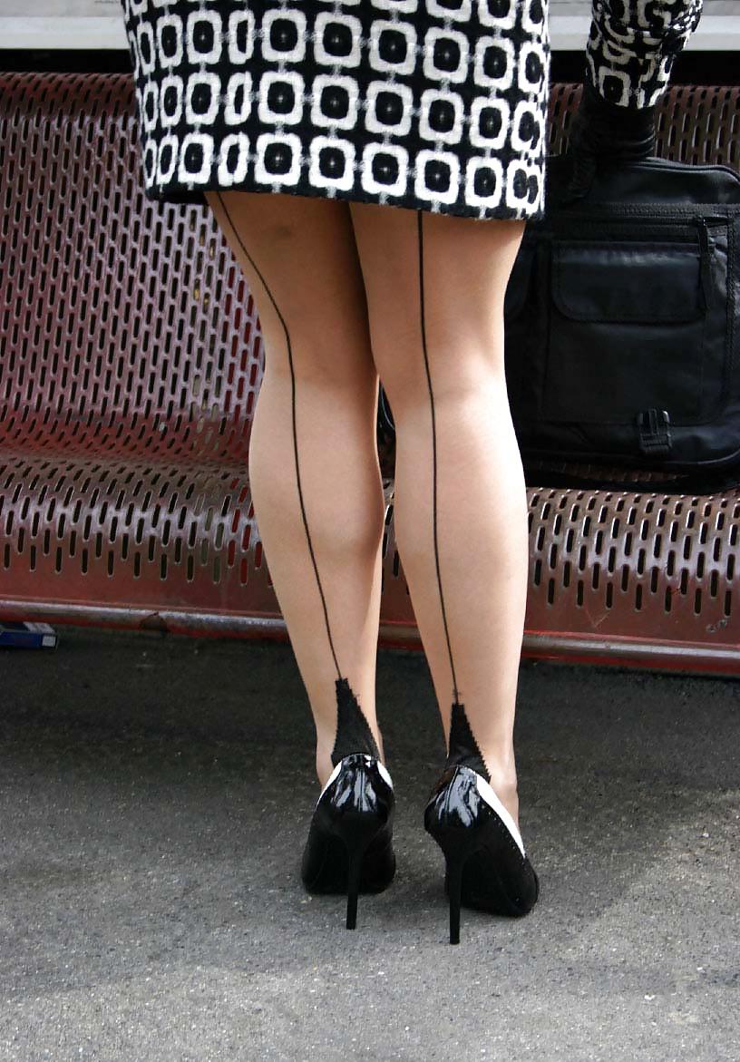 25P Mature redhead lady awaits train