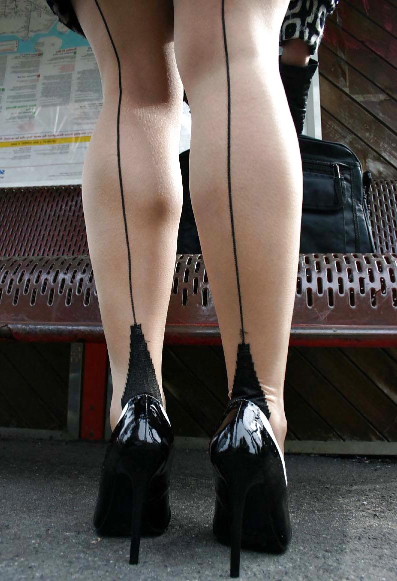 25P Mature redhead lady awaits train