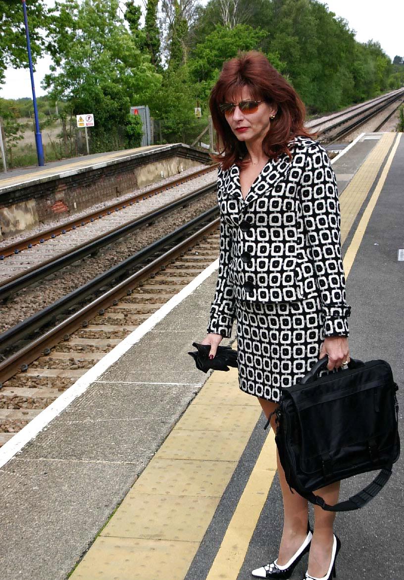 25P Mature redhead lady awaits train