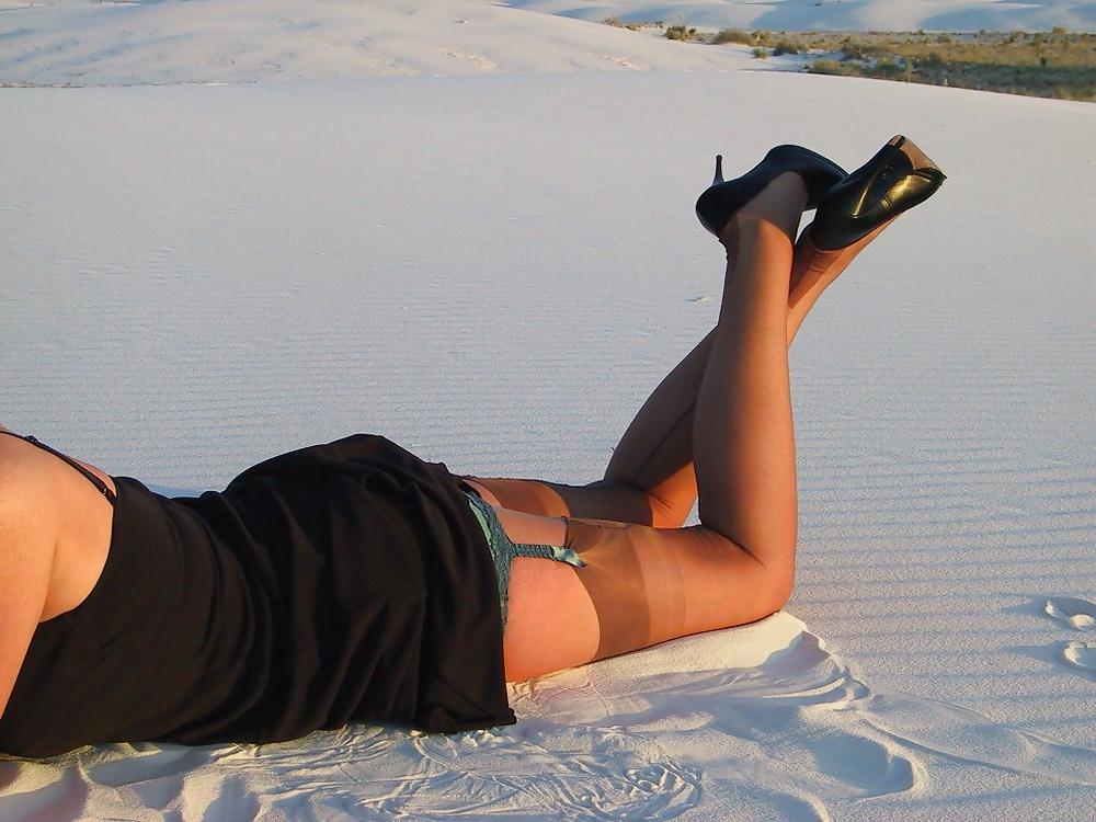 25P Amateur lady fetchingly models nylons