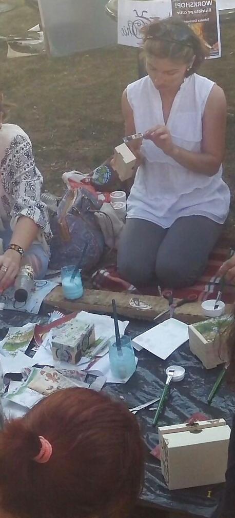 8P Spy creative women romanian