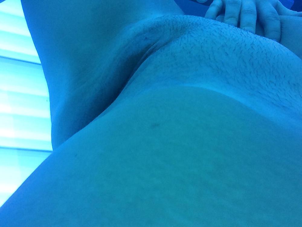 25P Close up shaved pussy