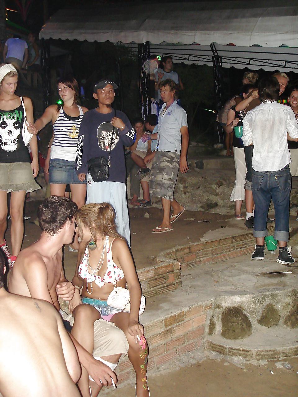 17P Random upskirt