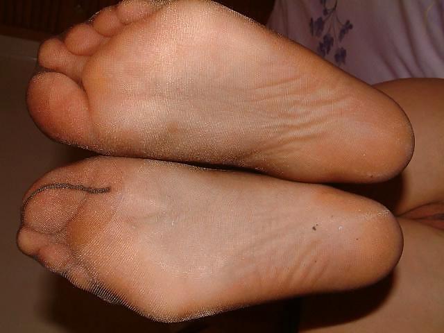 25P Older lady rips shiny sheer tights