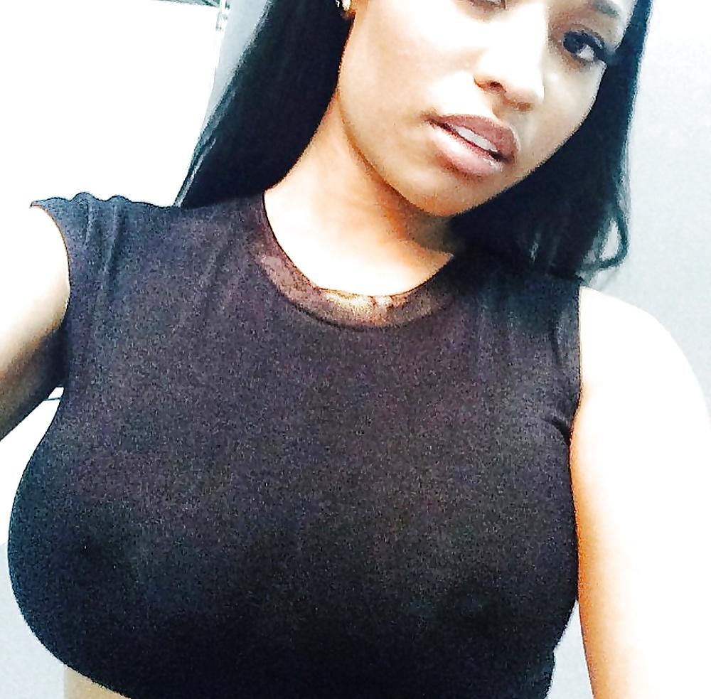 16P Nicki Minaj big titties big butt too 