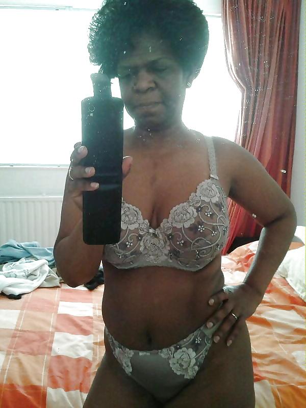 25P GRANNY IS TAKING SELFIES NOW