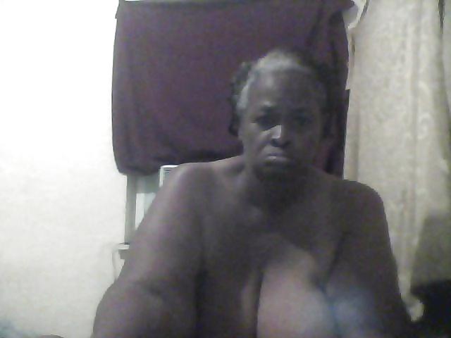 25P GRANNY IS TAKING SELFIES NOW