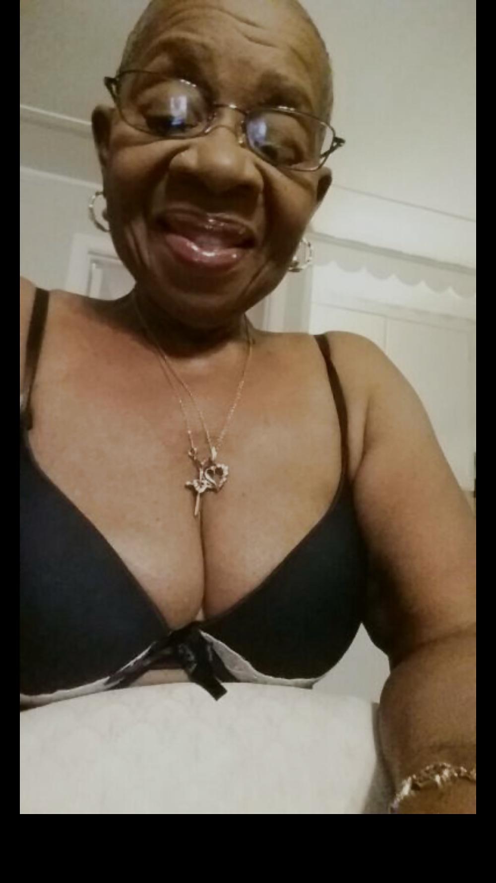 25P GRANNY IS TAKING SELFIES NOW
