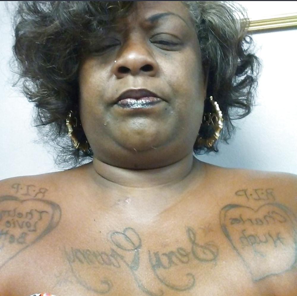 25P GRANNY IS TAKING SELFIES NOW