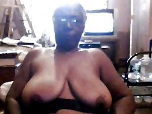 25P GRANNY IS TAKING SELFIES NOW