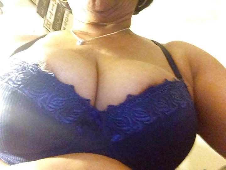 25P GRANNY IS TAKING SELFIES NOW