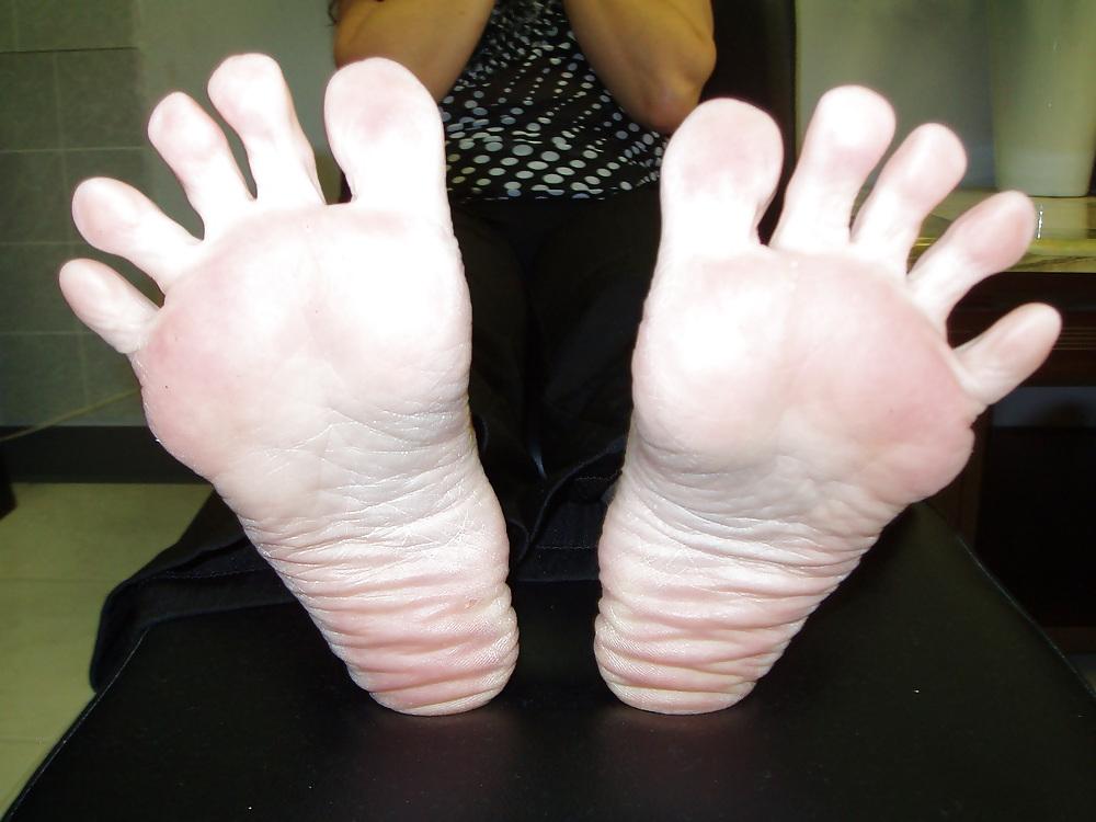 25P 50 years old asian feet