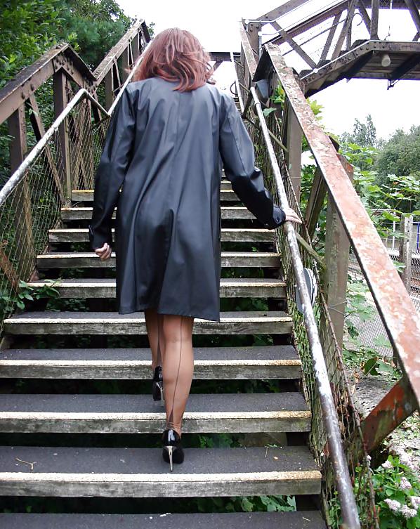 25P Mature redhead lady pleasure posing