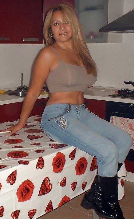 25P Mature Colombia With Voluptuous Hot Body