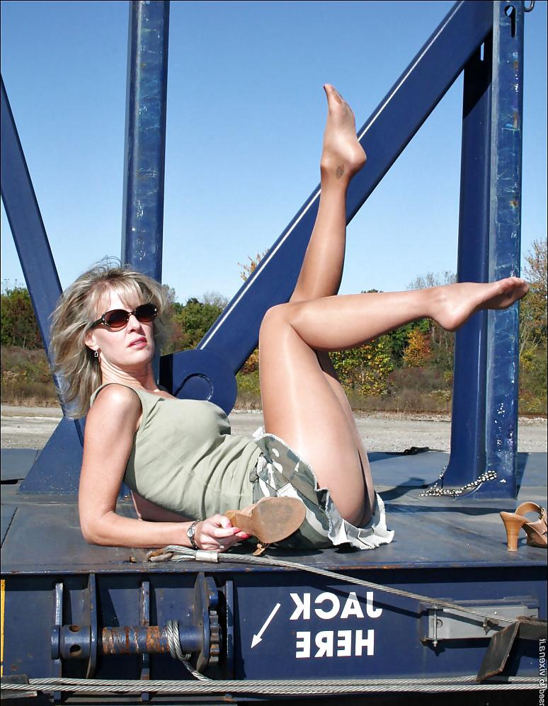 25P Leggy US lady-next-door 3