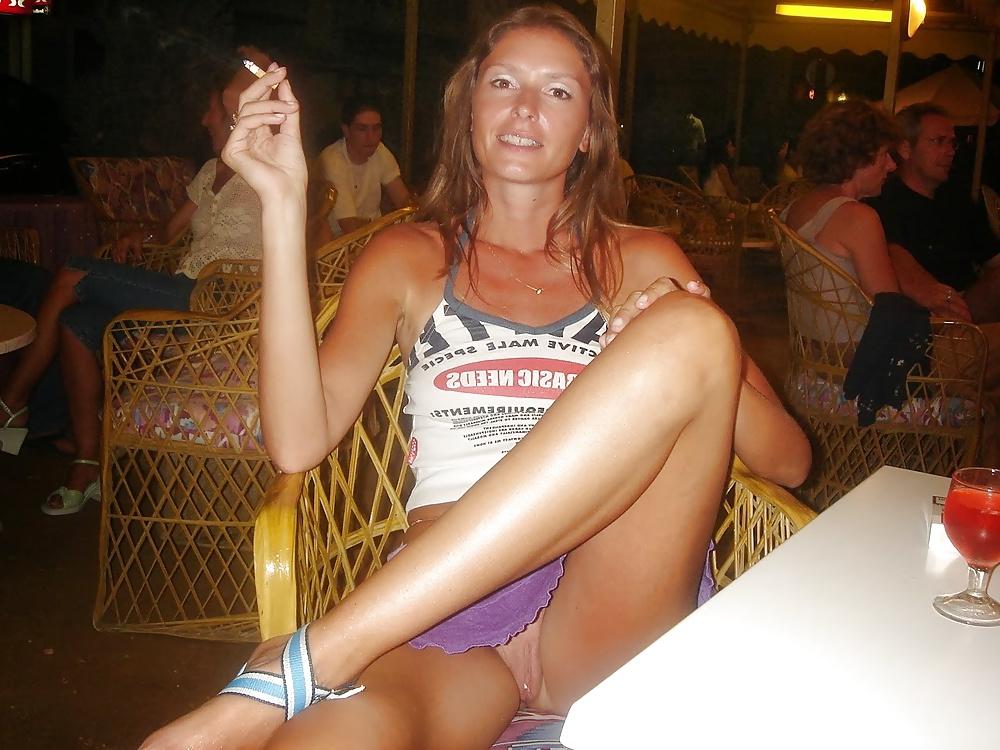 25P Upskirt No Panties