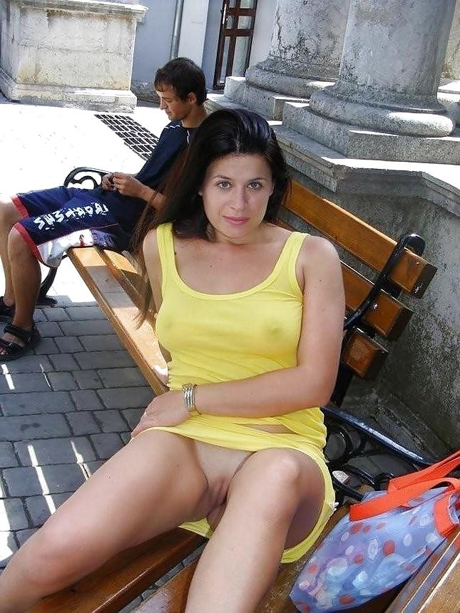 25P Upskirt No Panties