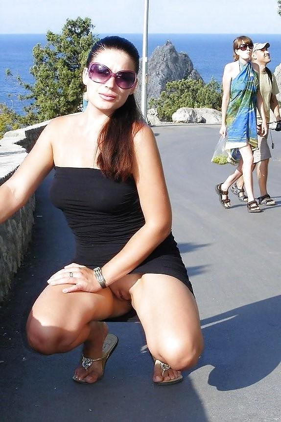 25P Upskirt No Panties