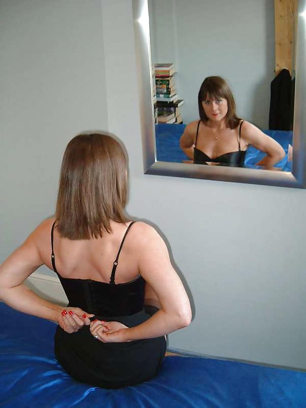 25P Amateur lady in ff nylons undresses