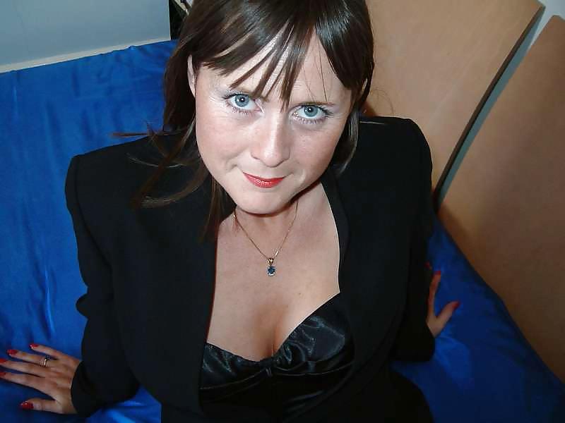 25P Amateur lady in ff nylons undresses
