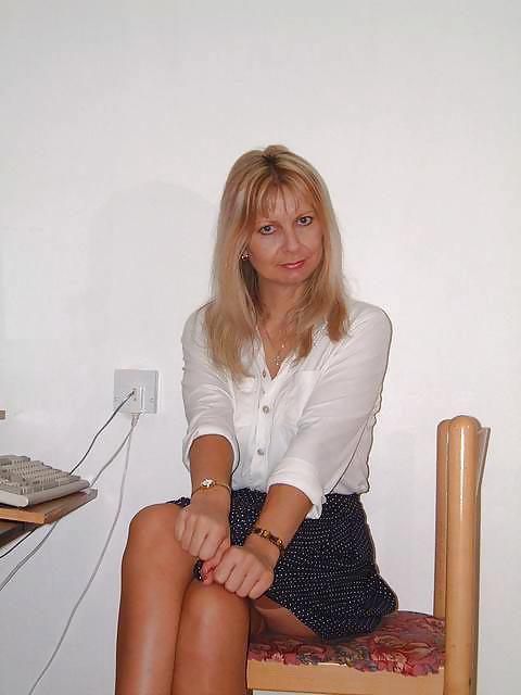 25P Older lady teases at her PC